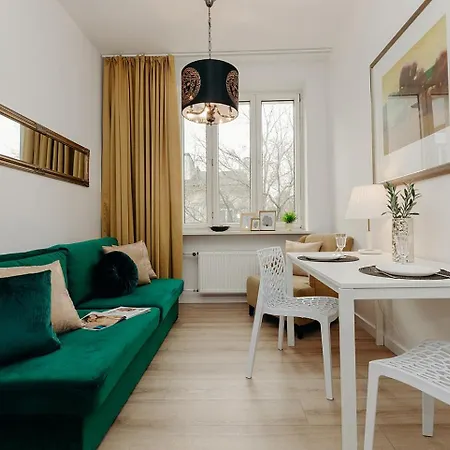 V Airport & West Railway Station Апартаменты *