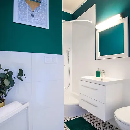 V Airport & West Railway Station *