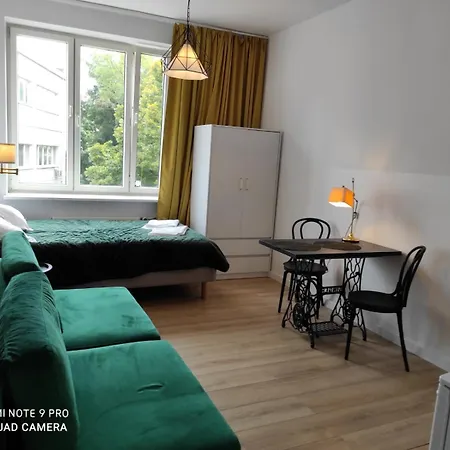 V Airport & West Railway Station Апартаменты