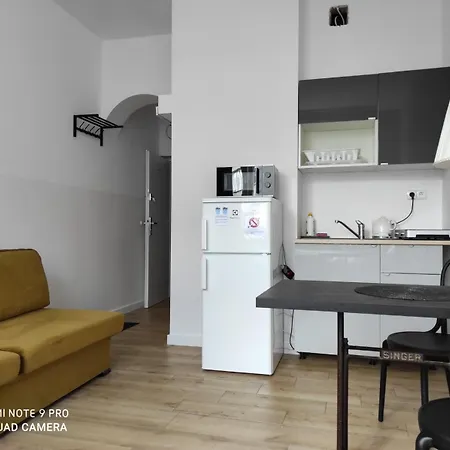 V Airport & West Railway Station