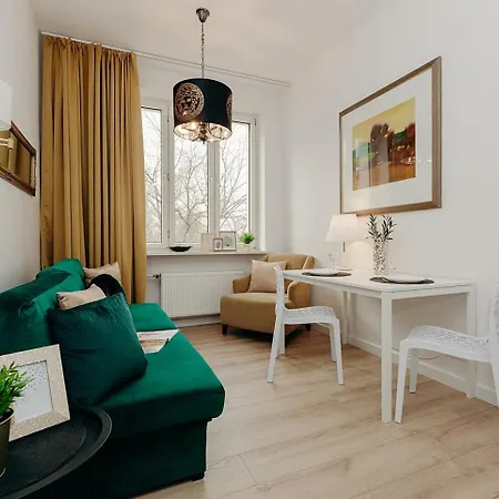 V Airport & West Railway Station *