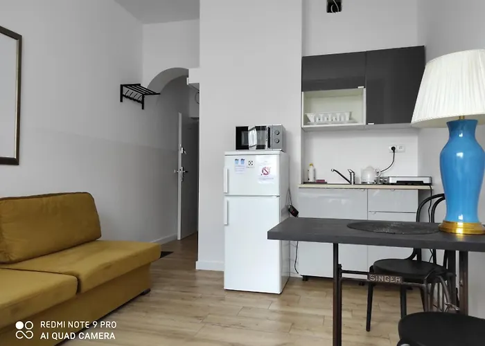 V Airport & West Railway Station