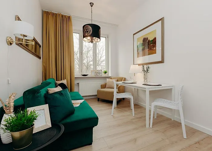 V Airport & West Railway Station *