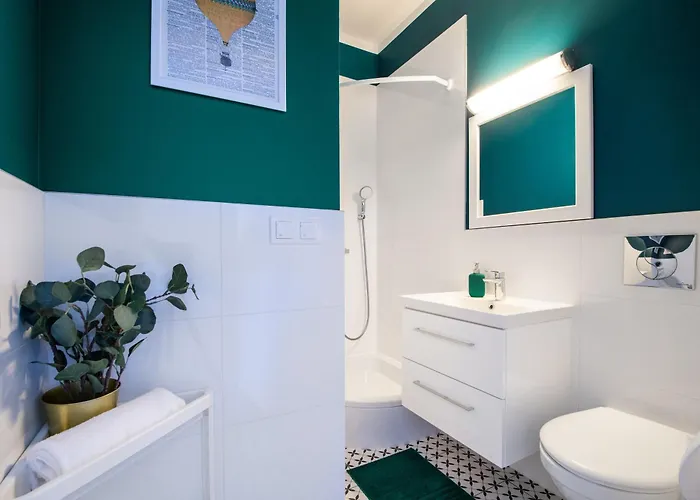 V Airport & West Railway Station *